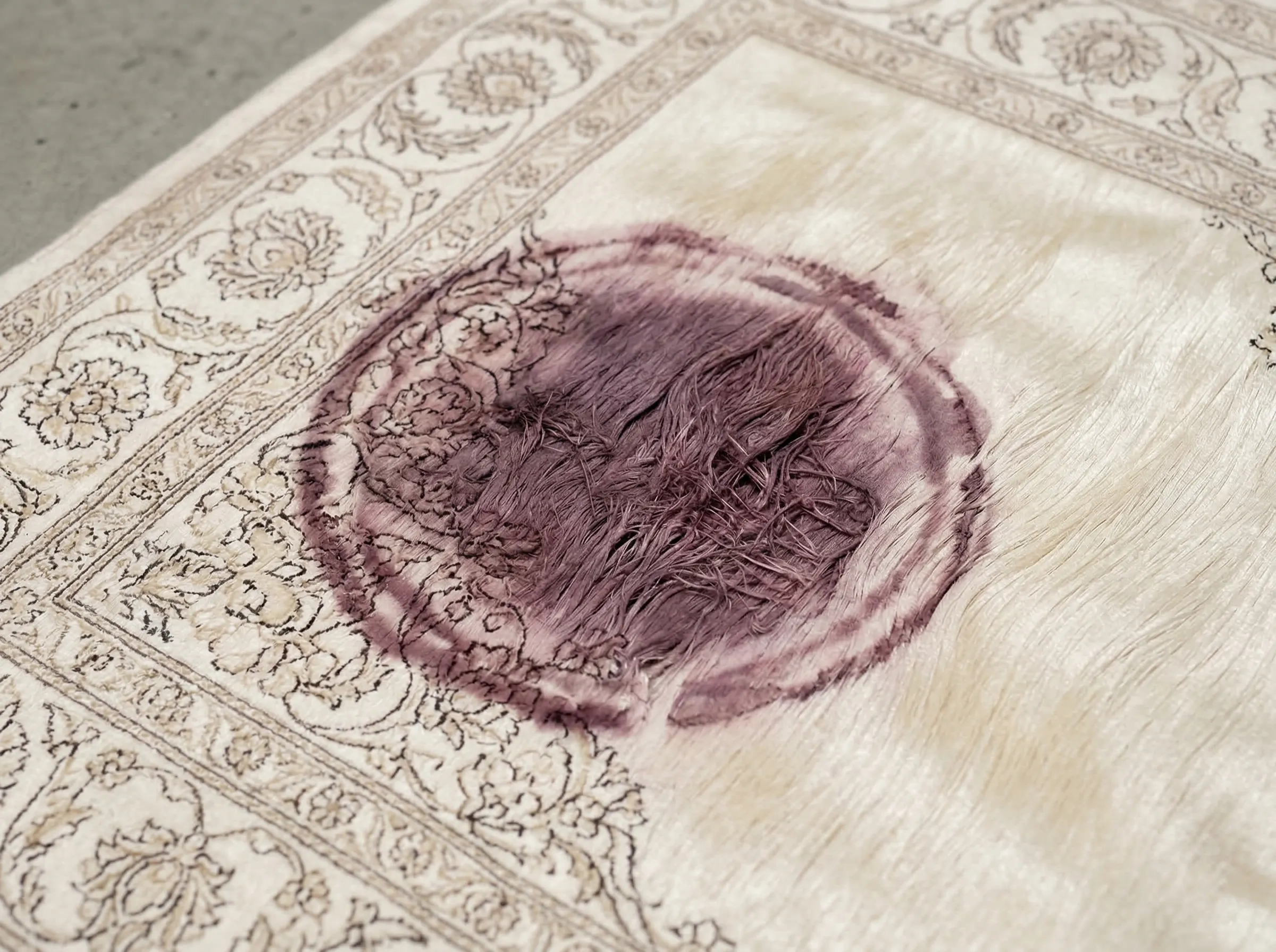 Kilim persan Qashqai montrant des dégâts de dégorgement des couleurs rouge et orange après nettoyage vapeur