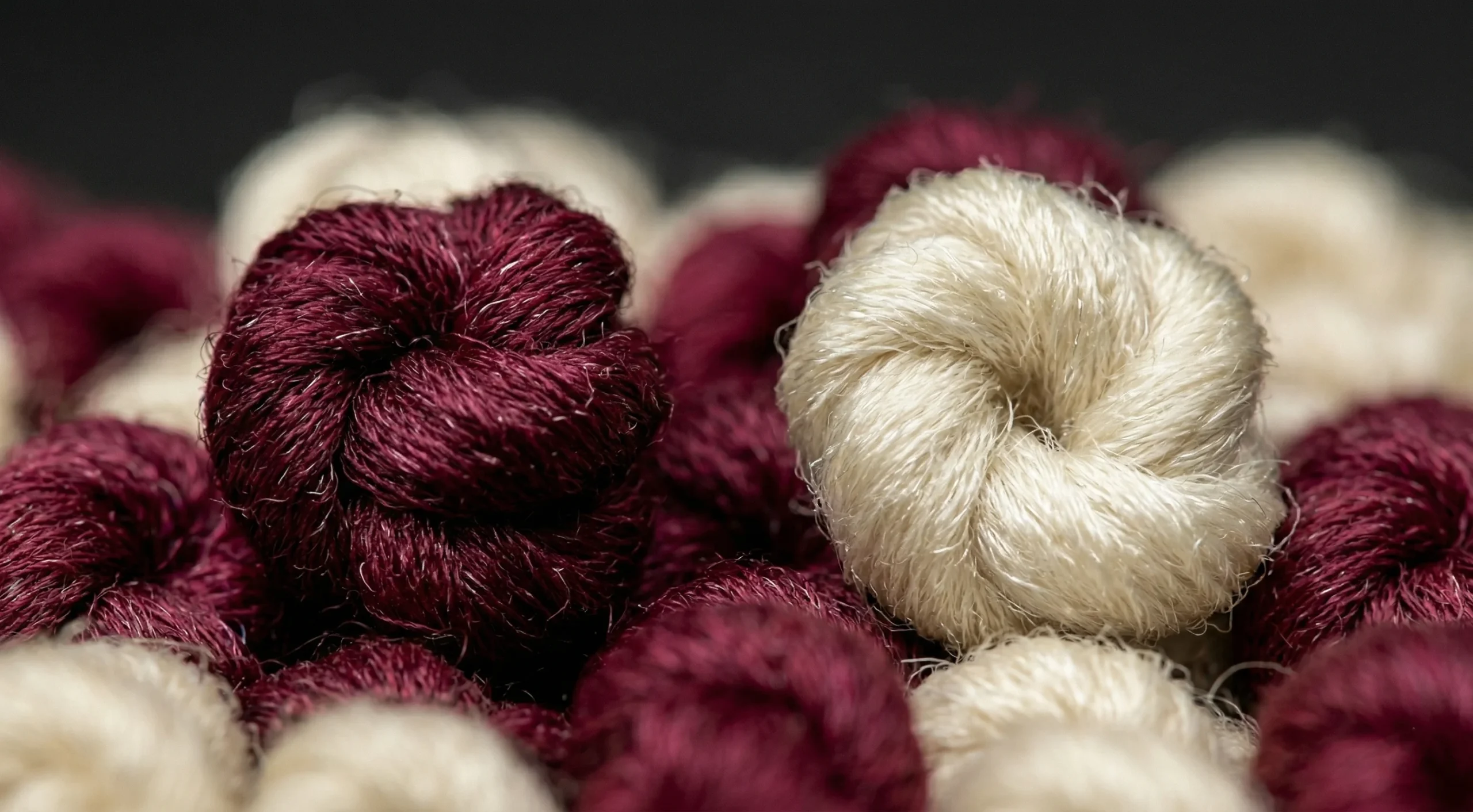 Vue macro des fibres de laine d'un tapis persan après nettoyage professionnel en atelier — nœuds nets, couleurs naturelles ravivées, aucun résidu